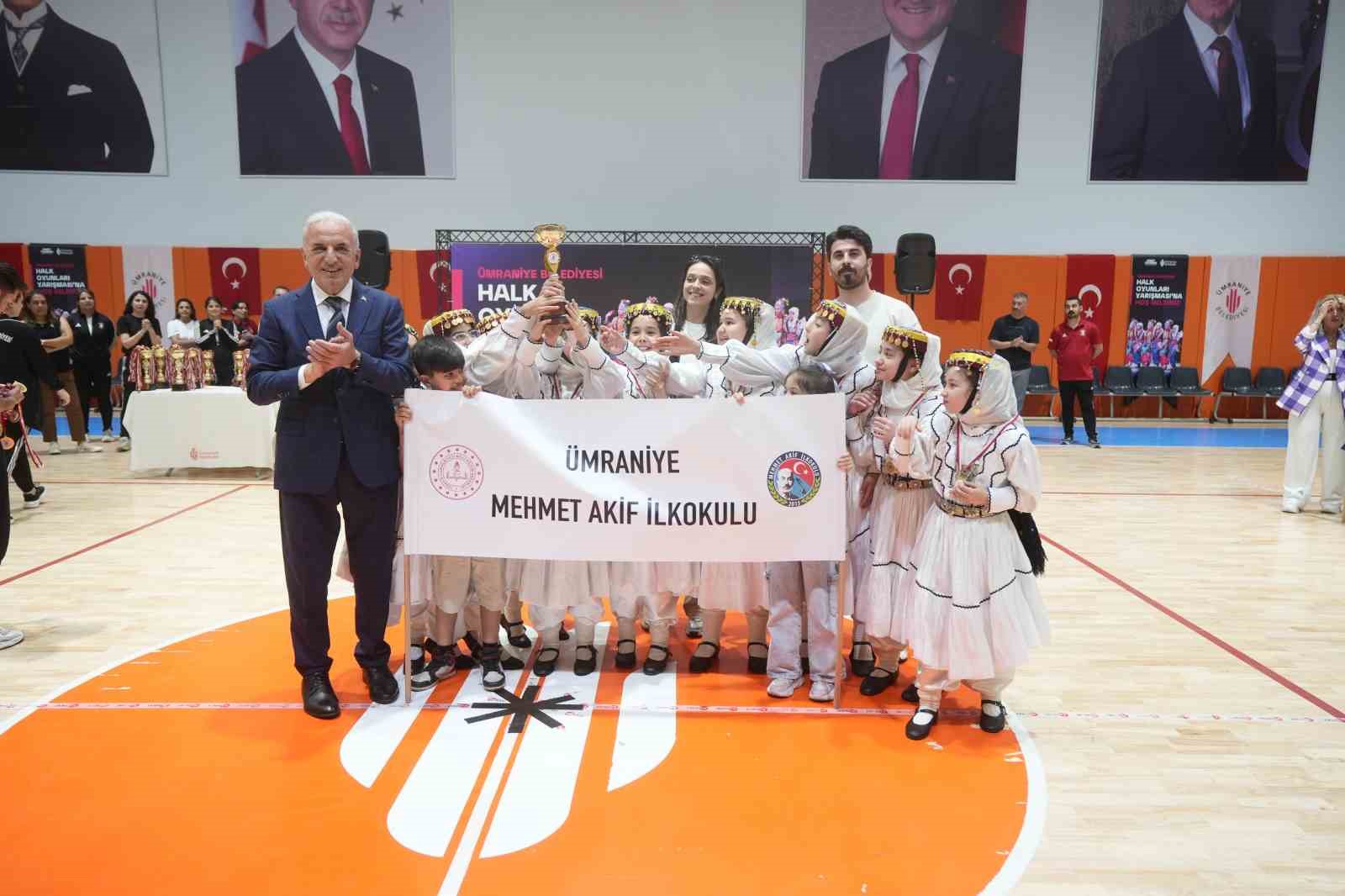 Ümraniye’de halk oyunları şöleni