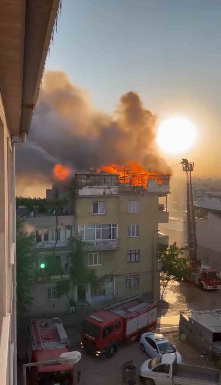Bursa’da 5 katlı binanın çatı katı alevlere teslim oldu