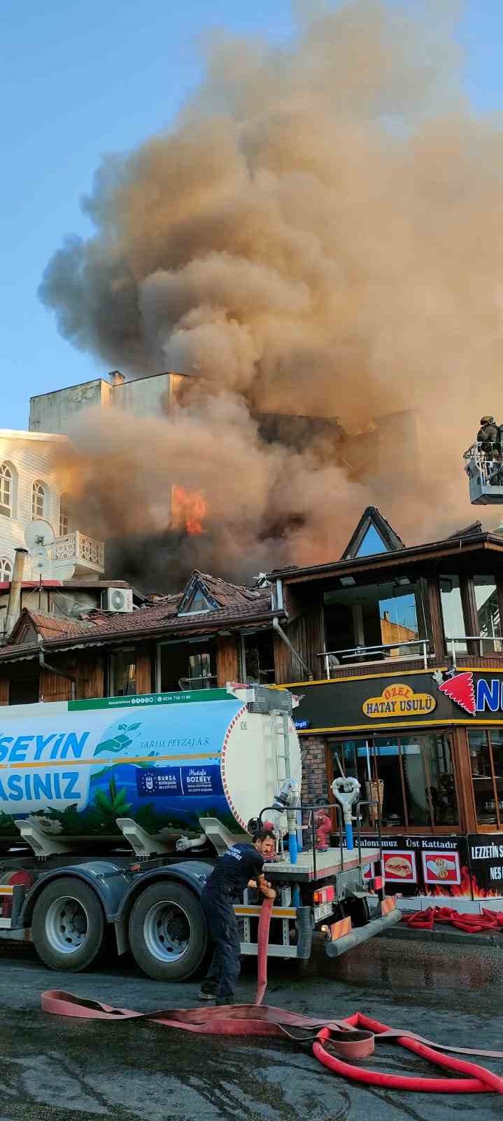 Bursa’da tarihi semtte yangın çıktı, 2 dükkan alevlere teslim oldu