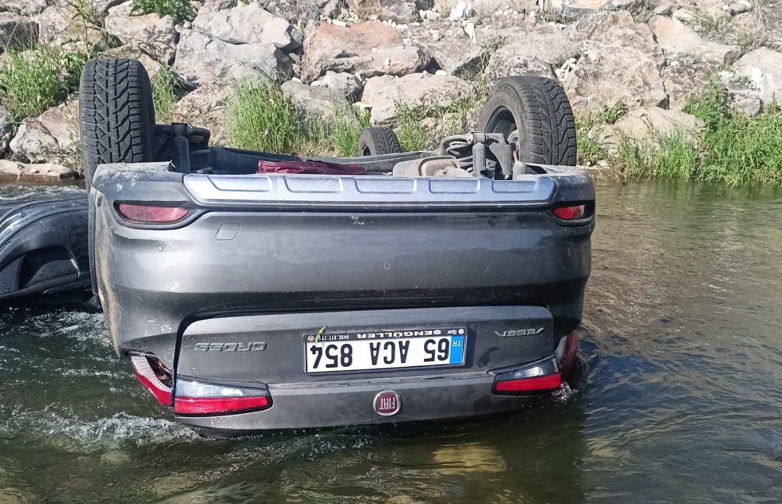 Dereye uçan araçta bir aile yok oldu