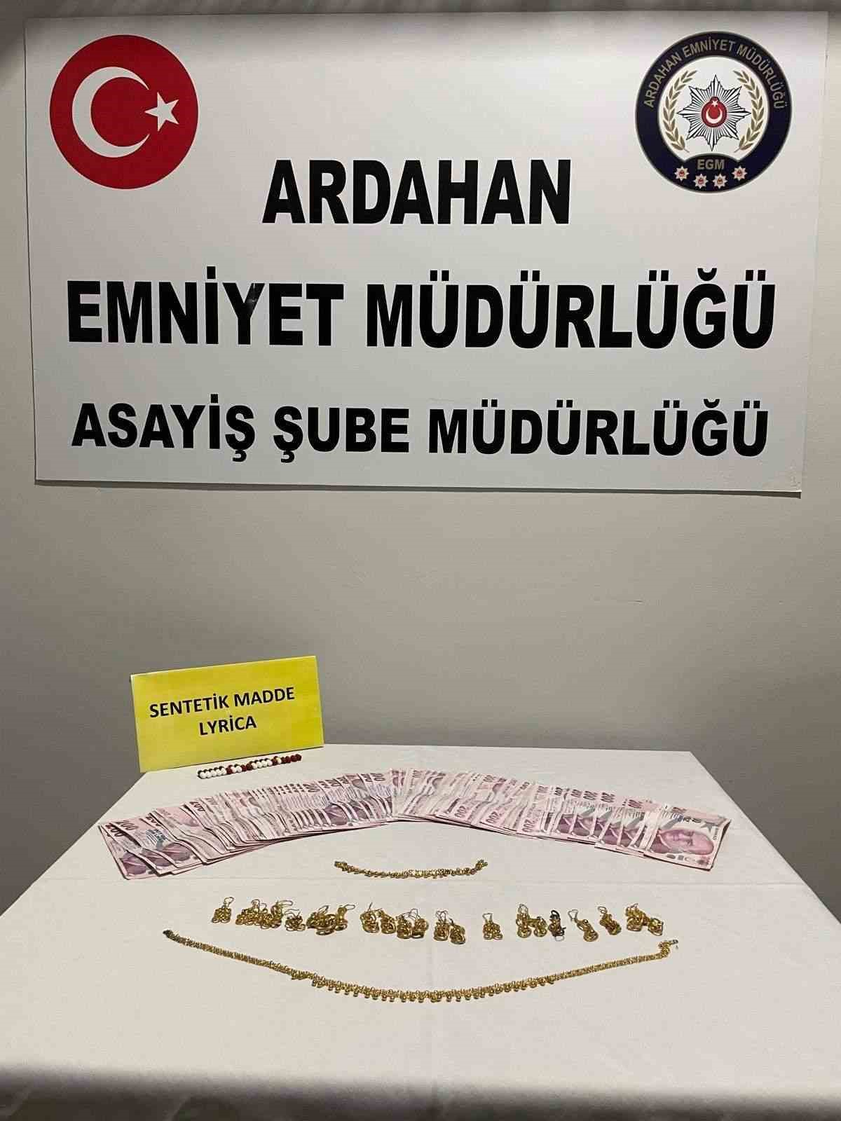 Kuyumcuya sahte altın satan 3 şüpheli yakalandı