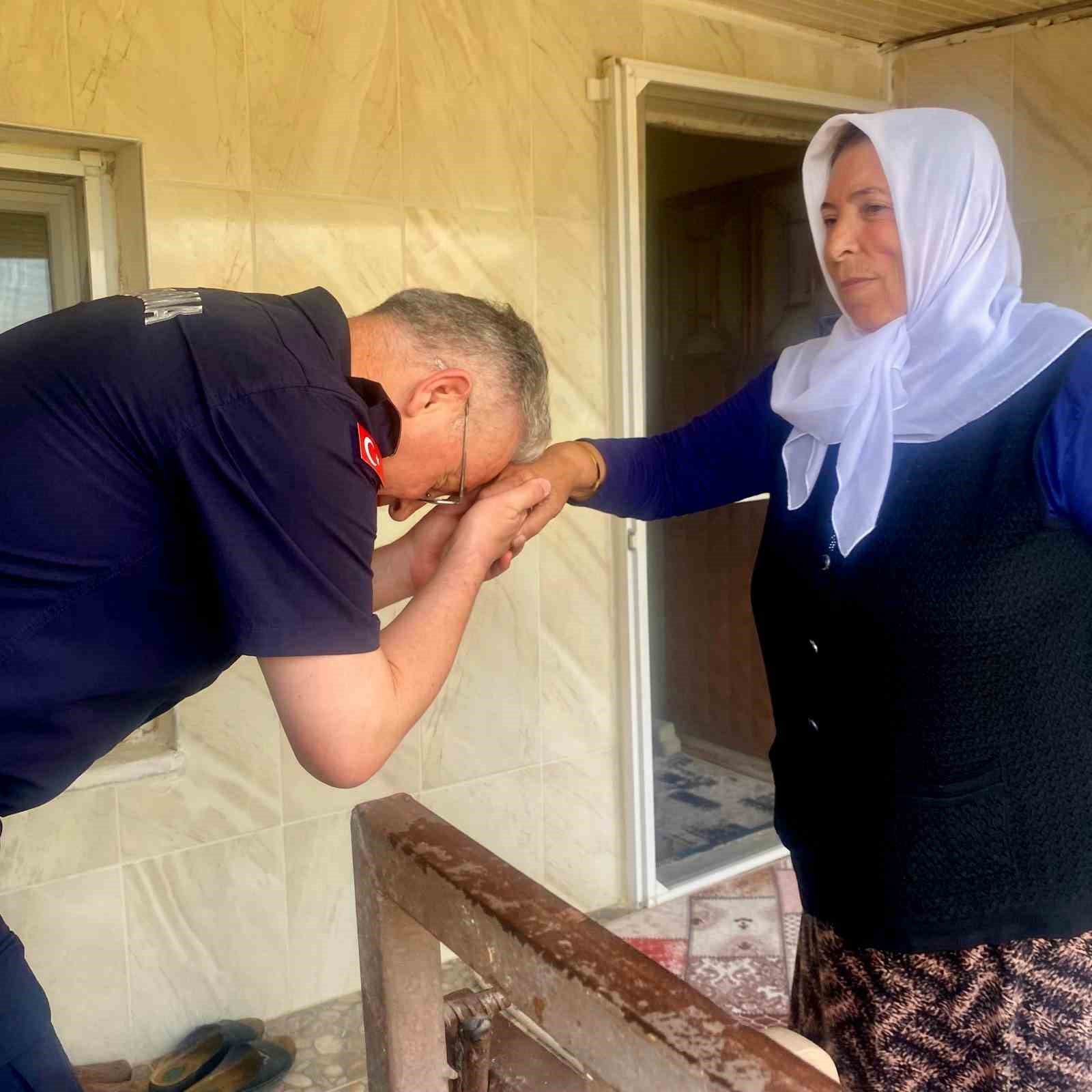 Şehit annesi evladının silah arkadaşlarını konuk etti