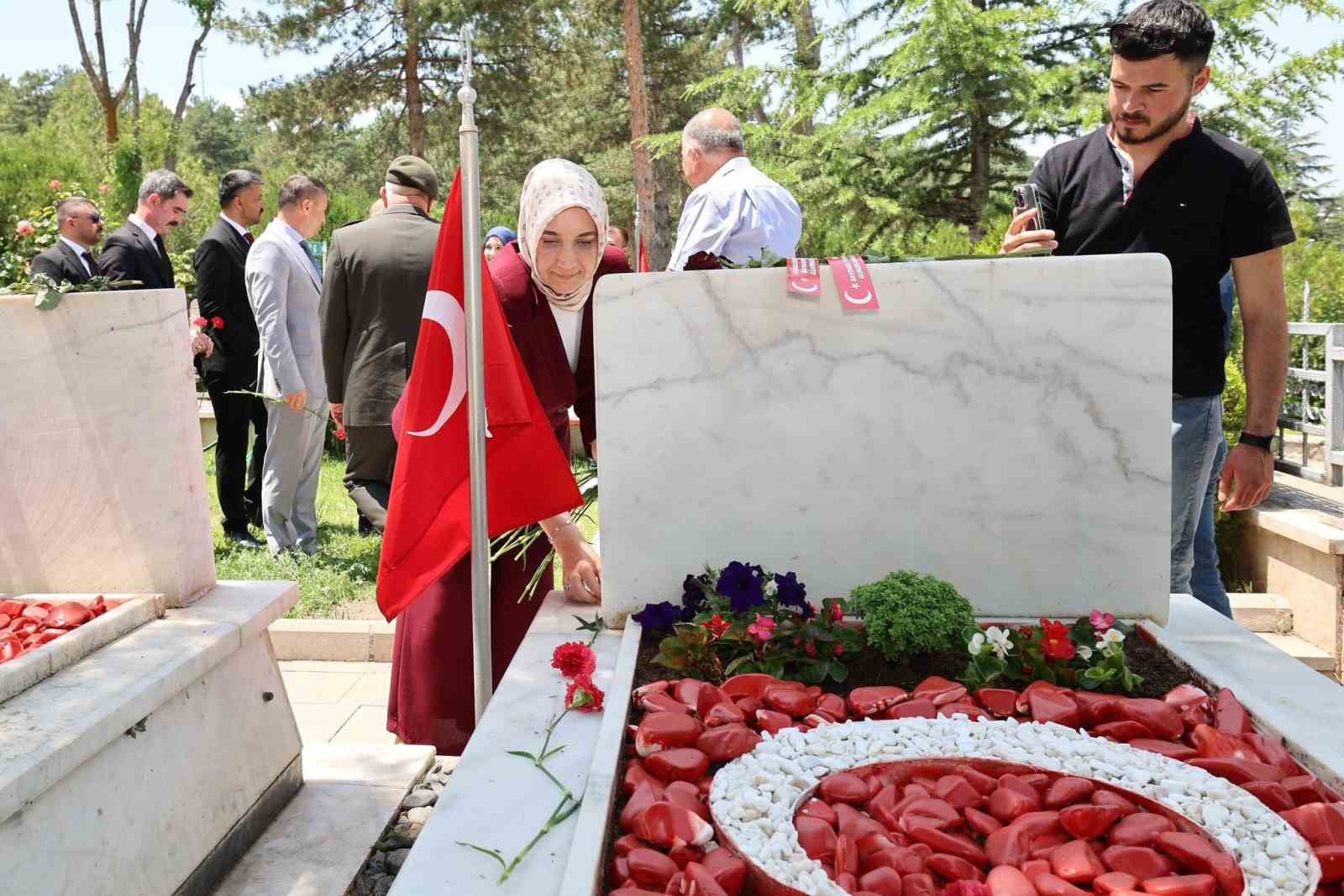 Vali Yiğitbaşı ve protokolden şehitlikleri bayram ziyareti