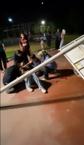 Parkta korku dolu anlar: Pota devrildi, 17 yaşındaki genç yaralandı