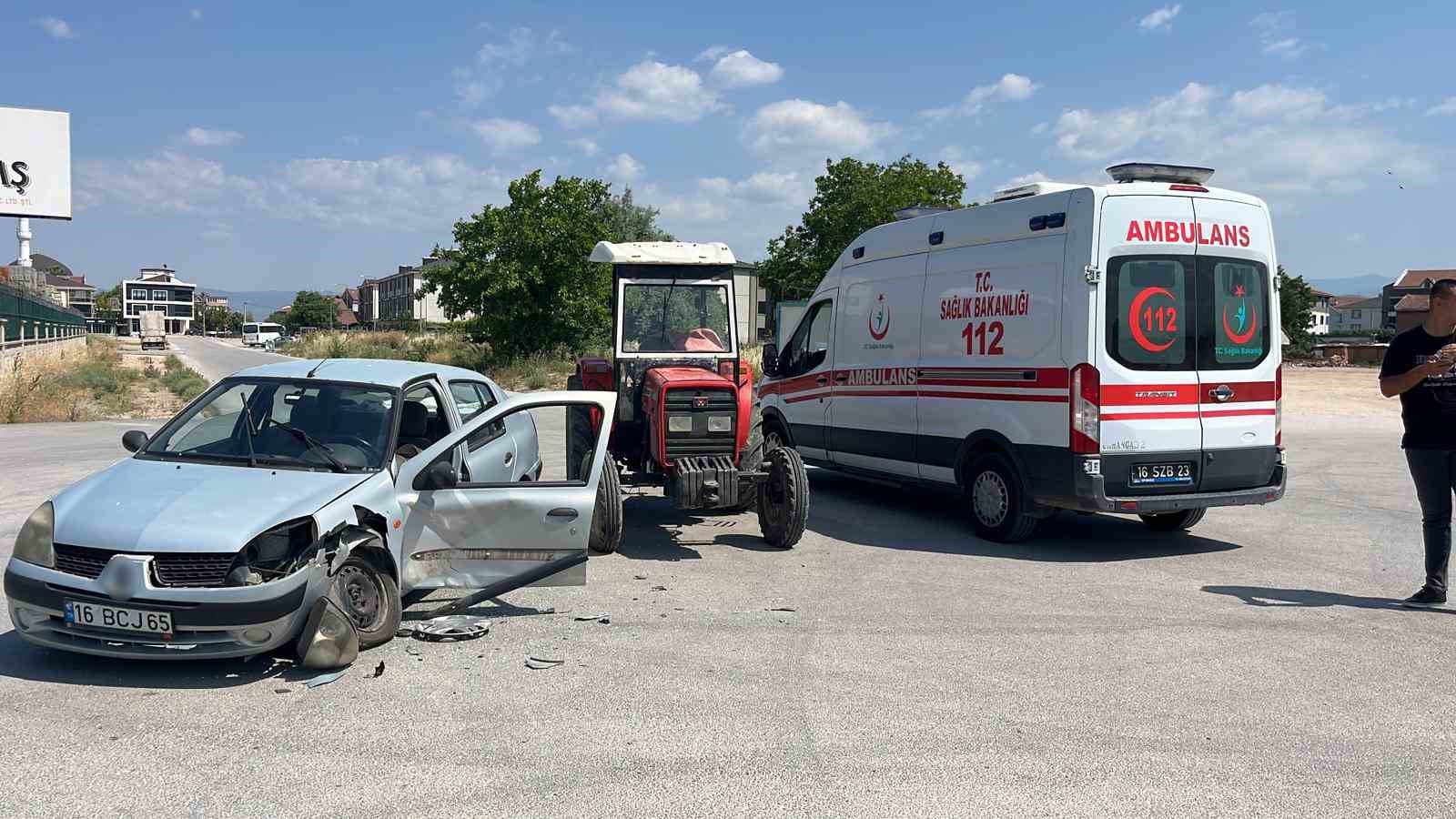 Otomobil ile traktör çarpıştı: 1 yaralı