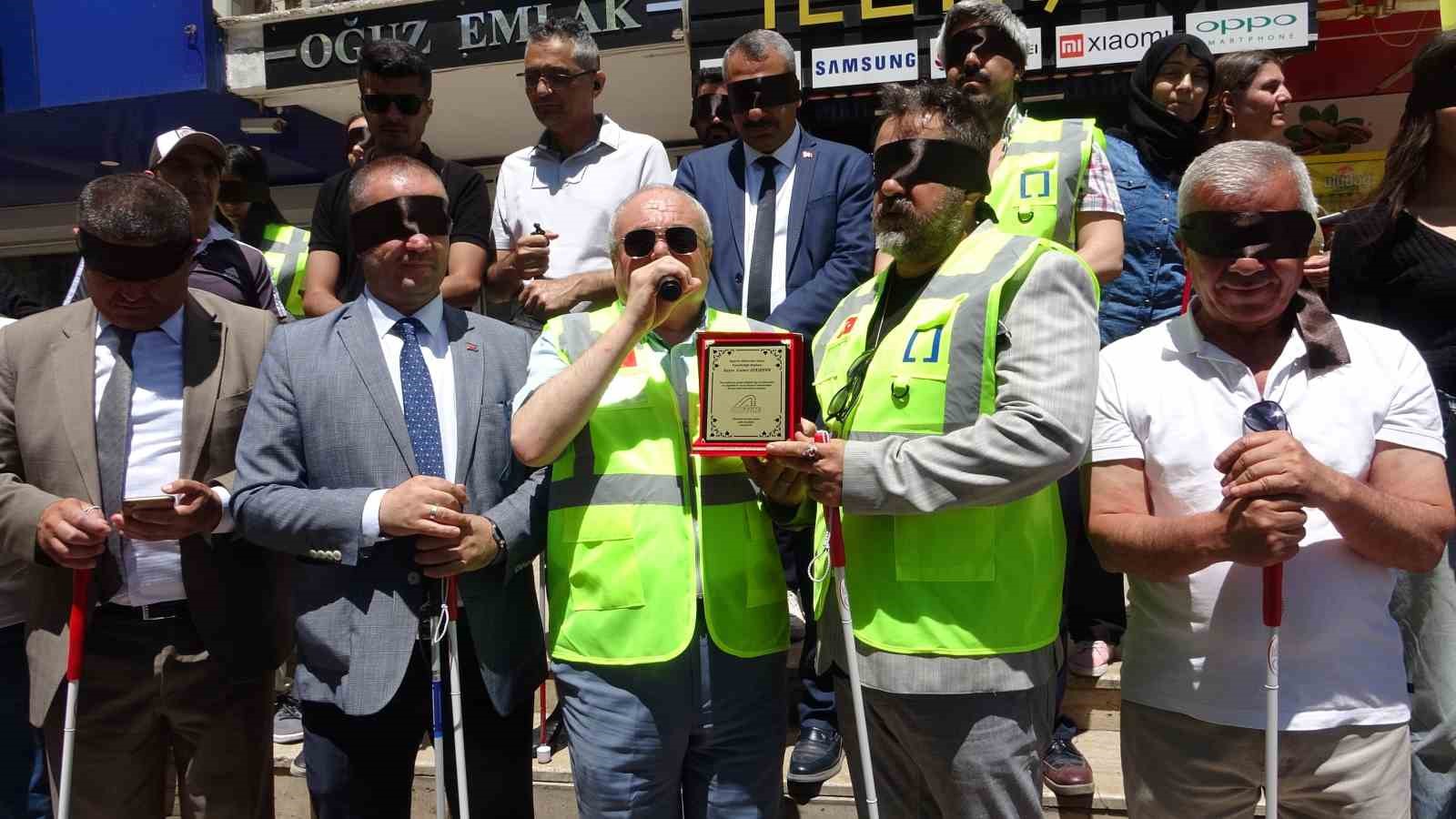 Görme engelliler için yürüyen mimarlar, şehirleri empatiyle tasarlayacak