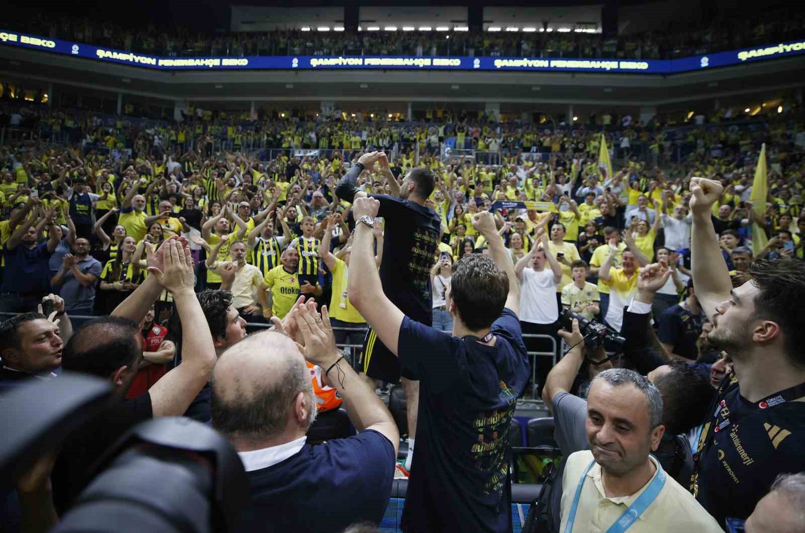 Basketbol Süper Ligi’nde şampiyon Fenerbahçe Beko kupasını aldı