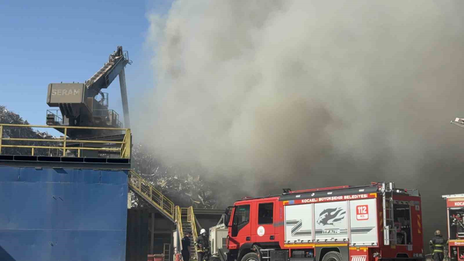 Gebze’de hurda sahasında yangın çıktı