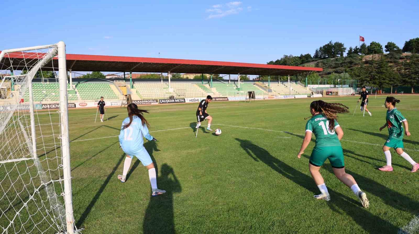 Ampute Milli Futbol Takımı, Kırşehir’de kadın futbol takımıyla hazırlık maçı yaptı