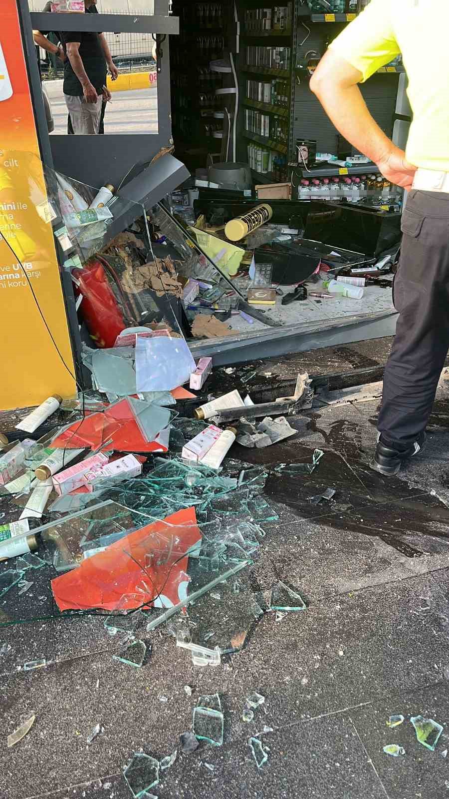 Direksiyon hakimiyetini kaybeden sürücü kozmetik mağazasına girdi