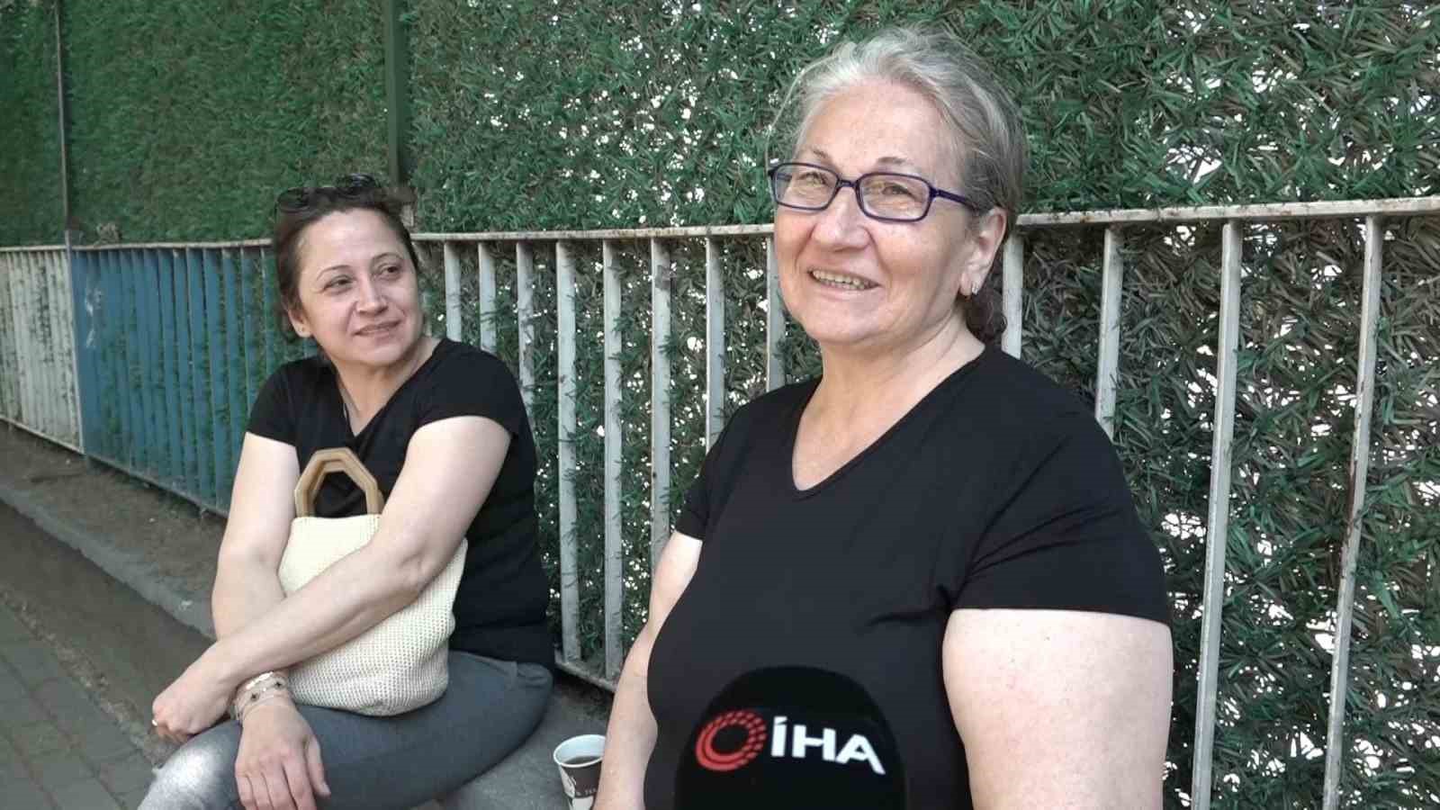 Onlar içeride, aileleri dışarıda ter döktü