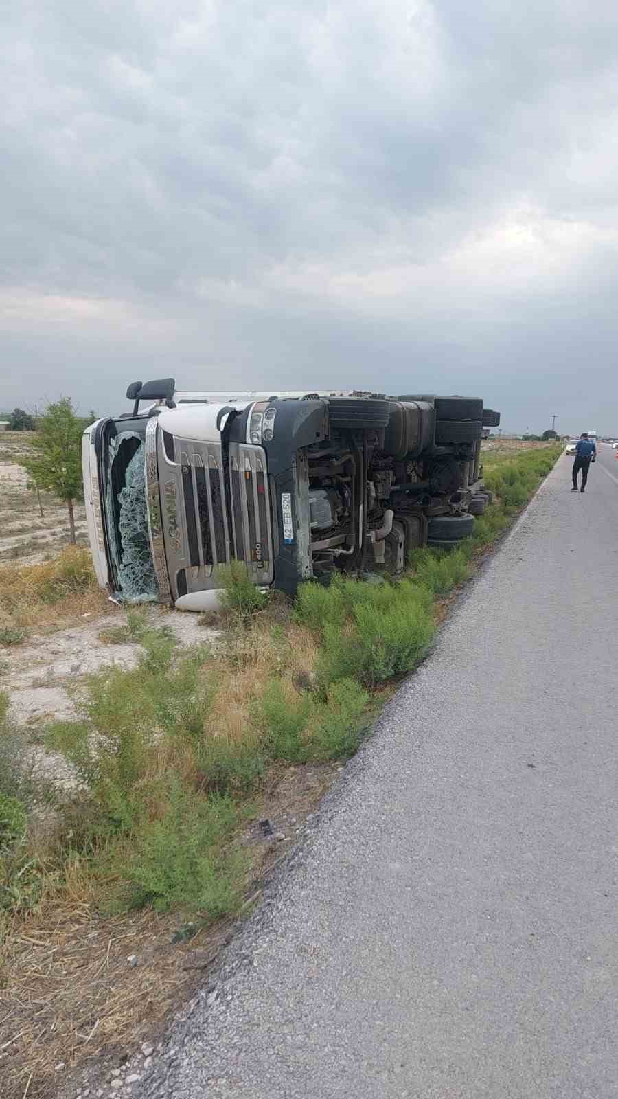 Kontrolden çıkan tır şarampole devrildi: 1 ölü