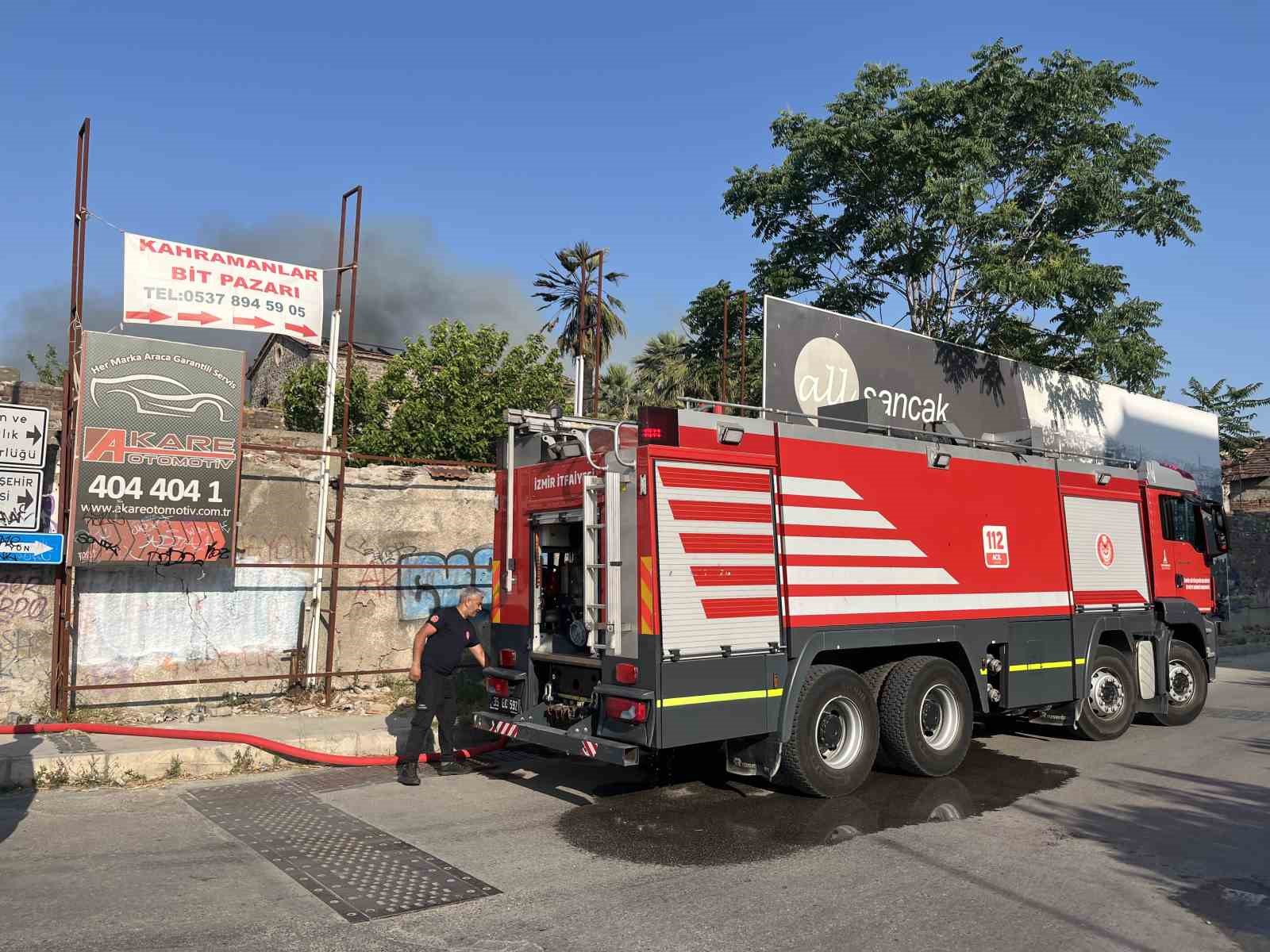 İzmir’de boş arazide çıkan yangın mahalleye sıçradı