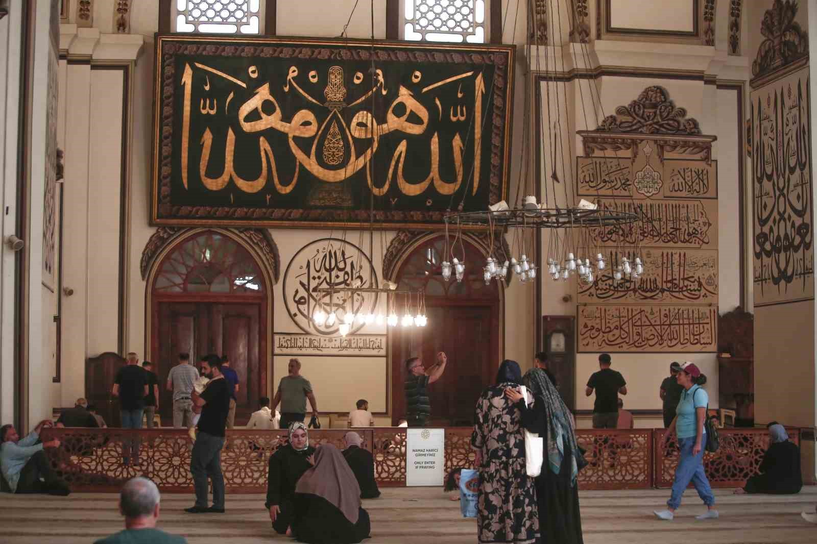 Bursa’daki selatin camilerin müze gibi görülmesi herkesi huzursuz etti