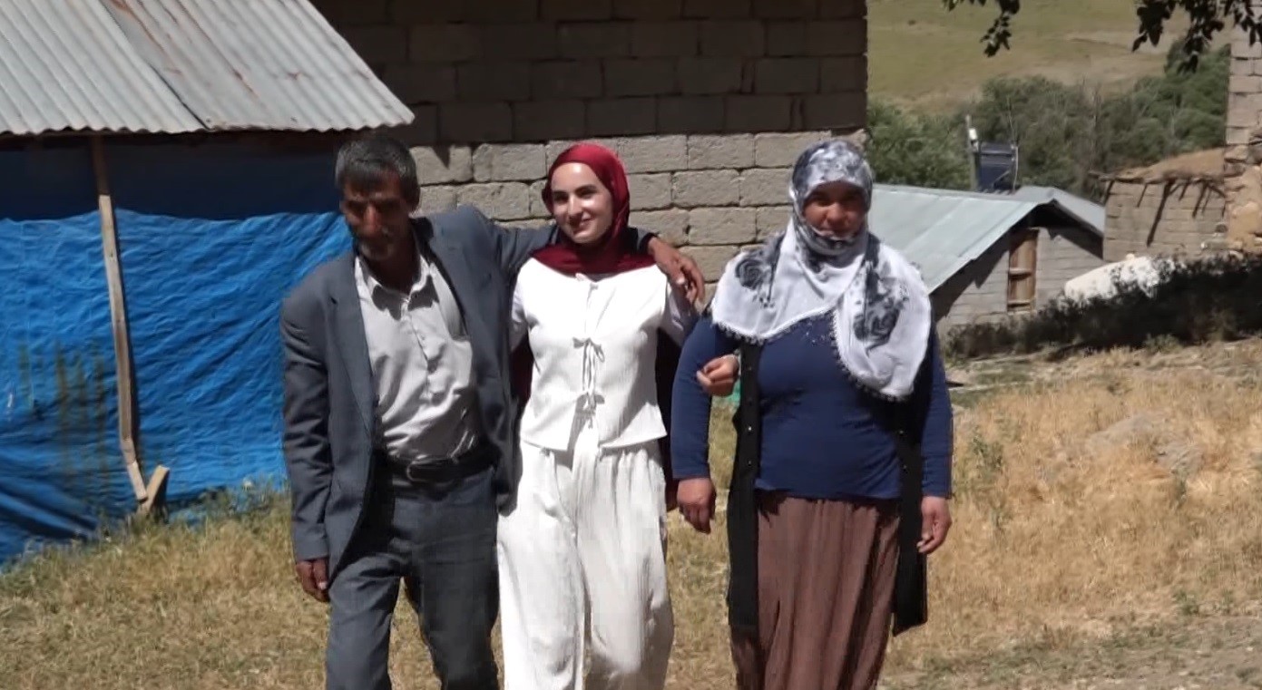 Muş’ta YKS çıkışında duygulandıran karşılama