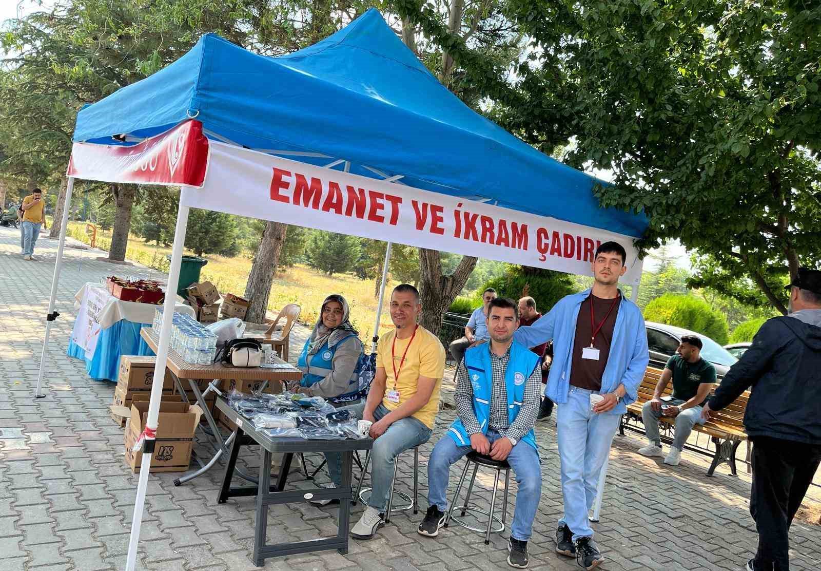 Simav Müftülüğünce YKS’ye giren öğrenciler için emanet ve su ikramı çadırı kuruldu