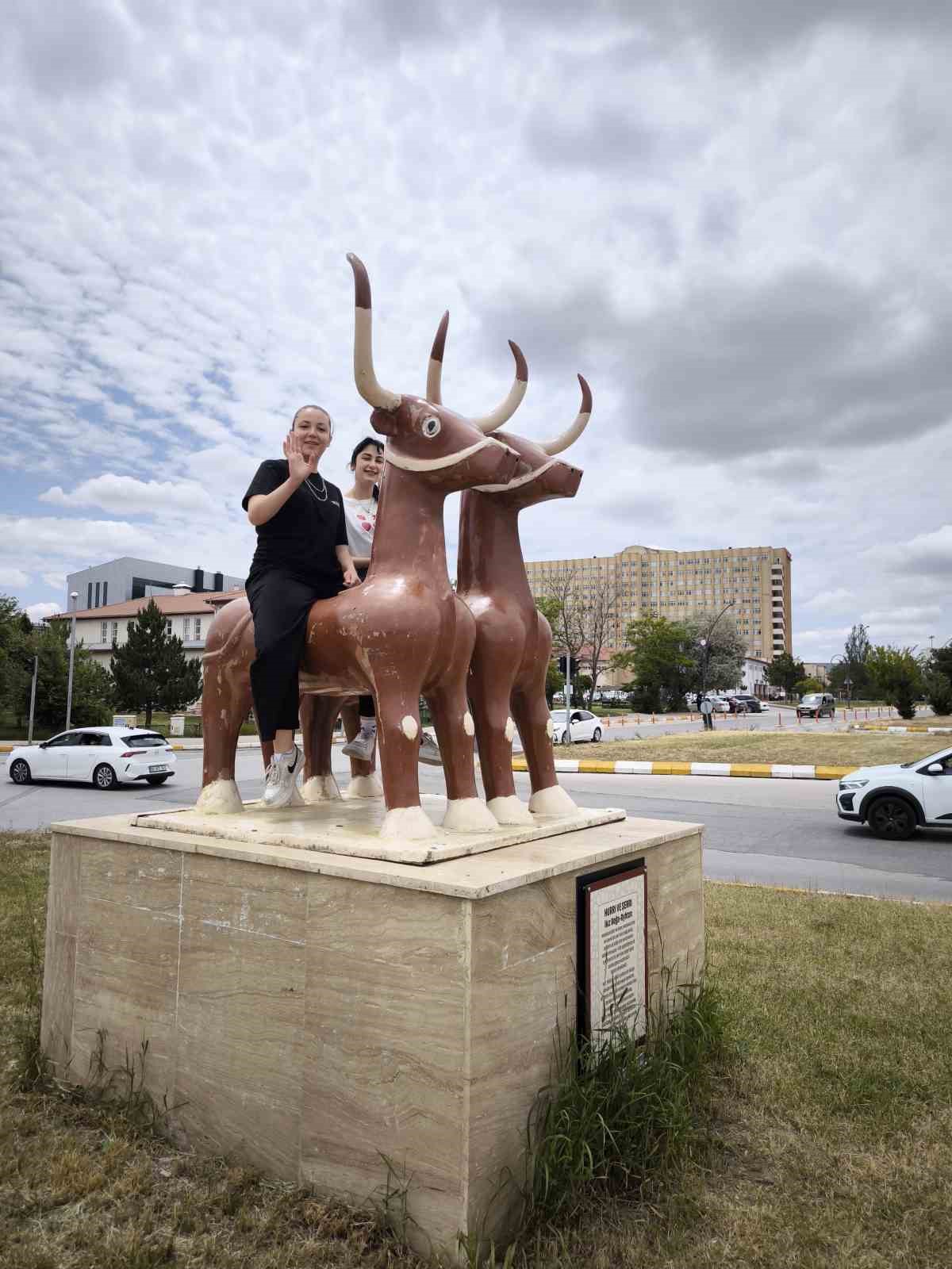 Gençlerin mezuniyet kutlaması dikkat çekti