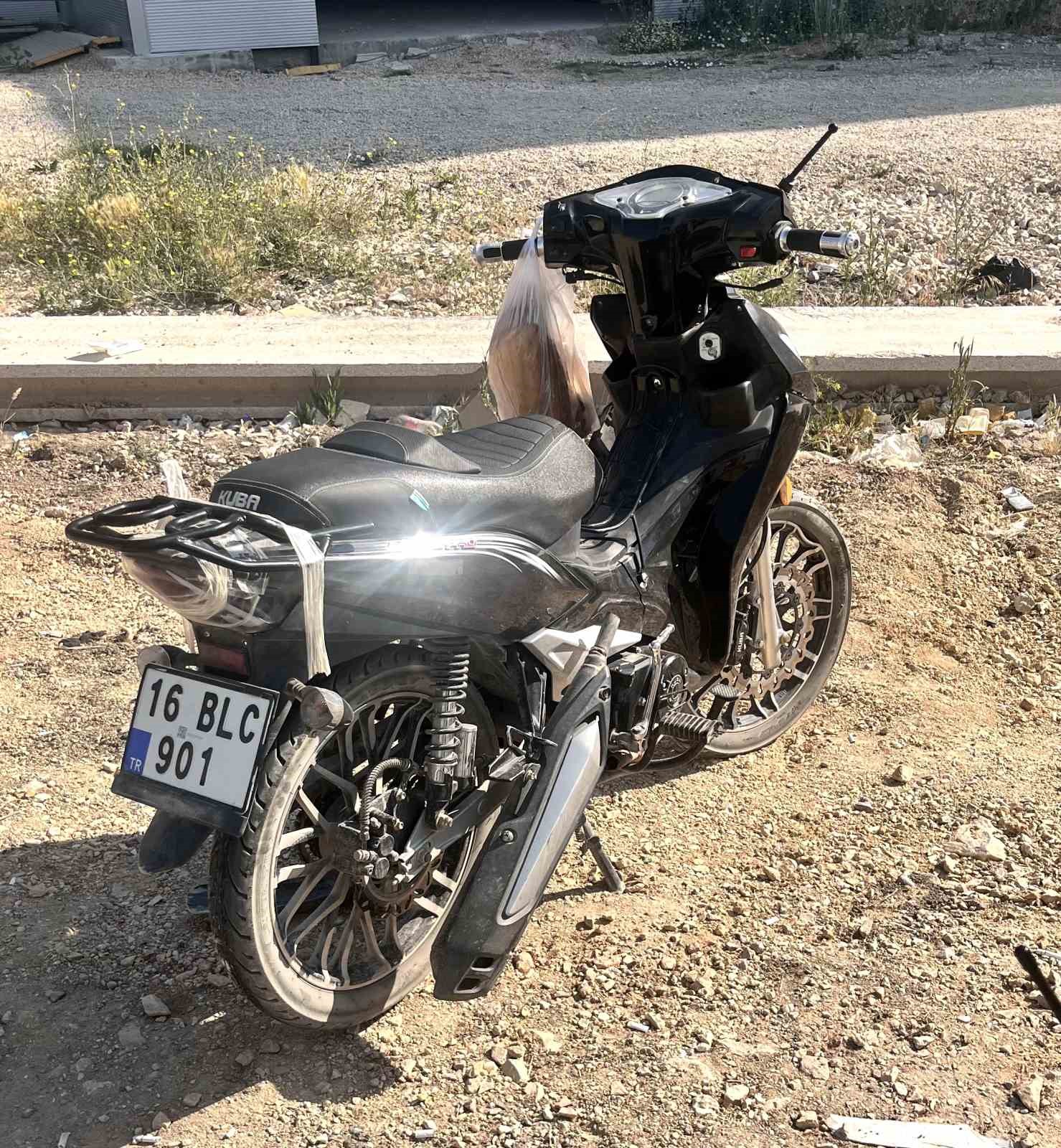 Otomobil ile çarpışan motosikletli yaralandı: Kaza anı kamerada