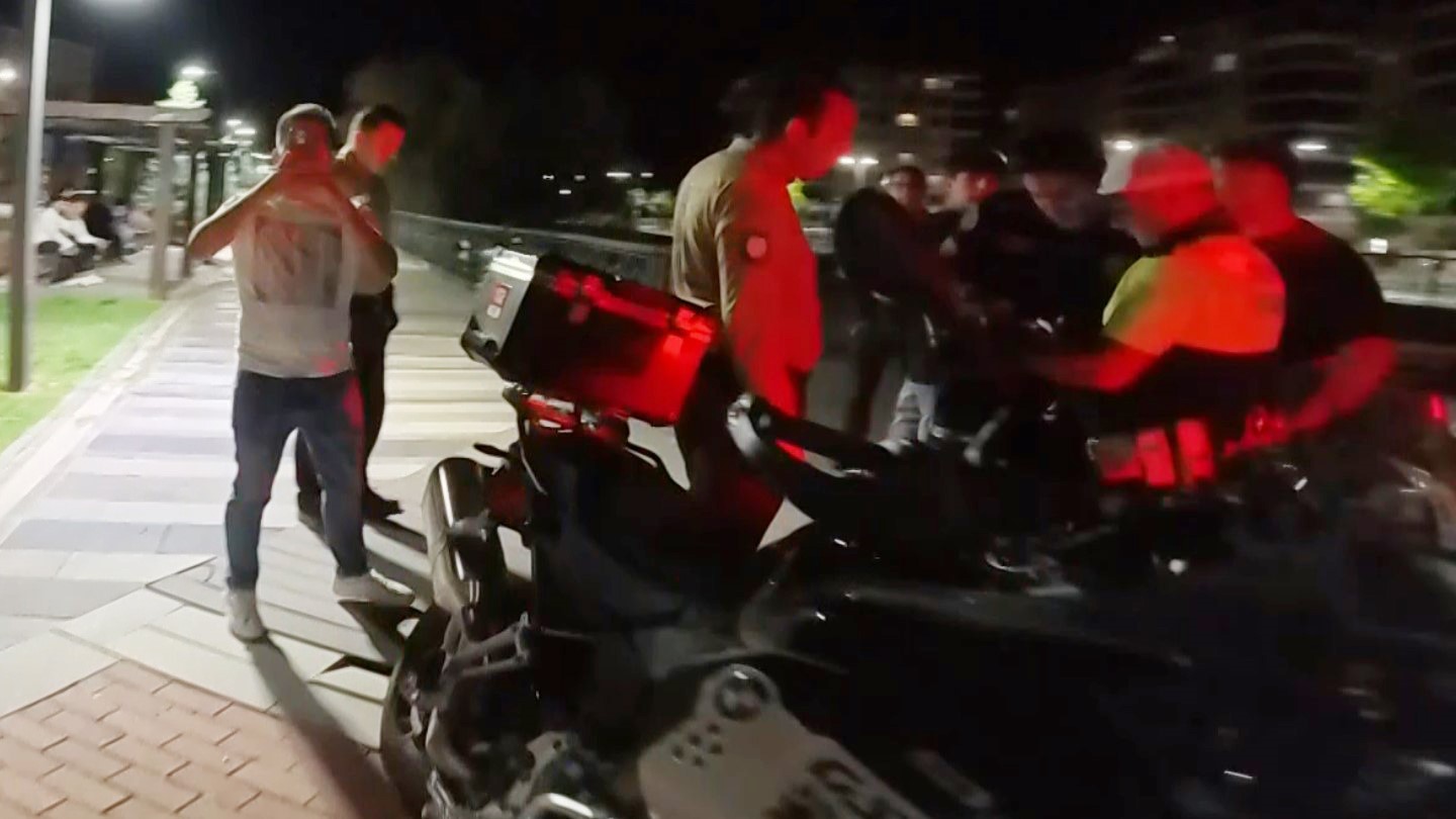 Parkta motosiklet sürdü, polise direnip gazeteci ve bekçilerin görüntüsünü çekti