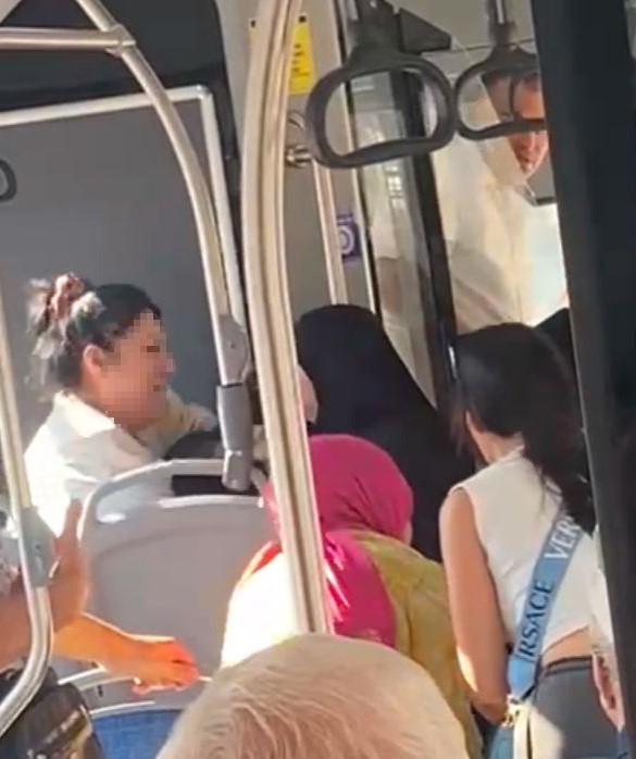 Çocuğuyla otobüse binen tesettürlü kadına hakaret eden saldırgan gözaltına alındı