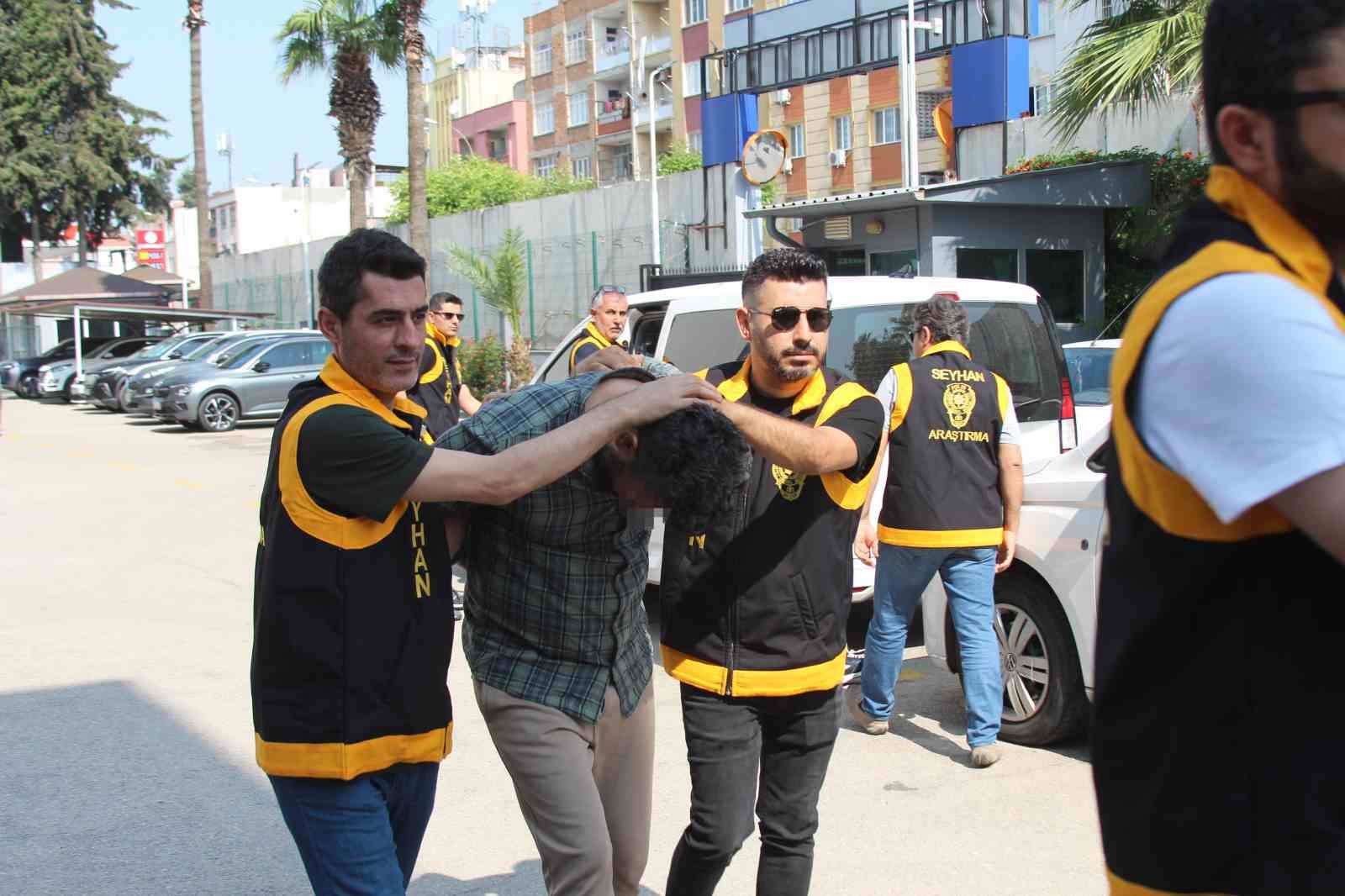 Okul bitişiğinde kumarhane açtılar, tavandan cephanelik çıktı: 5 tutuklama