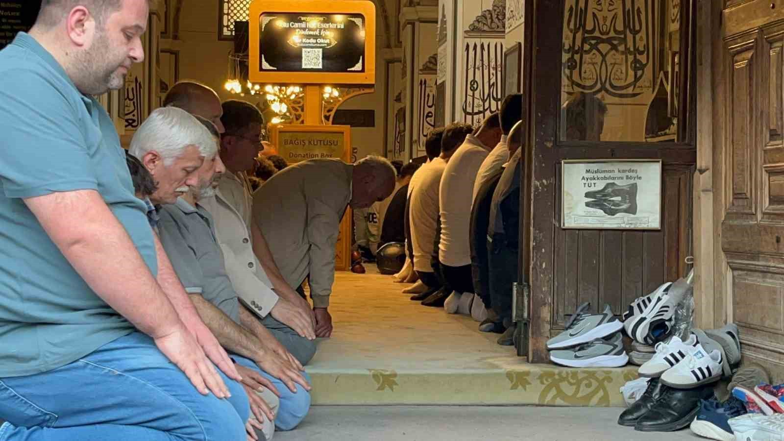 Bursa’da binlerce vatandaş Kurban Bayramı’nda Ulu Cami’ye akın etti