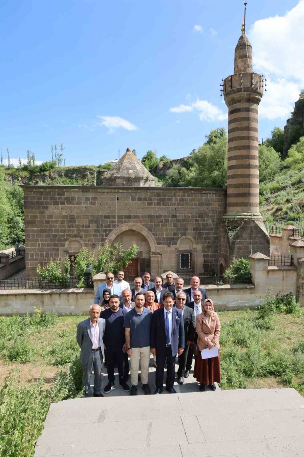 Erzurum Ticaret Borsası’ndan Hınıs’a çıkarma: Üyelerle buluşma, yerel ürünlere destek, turizm vurgusu