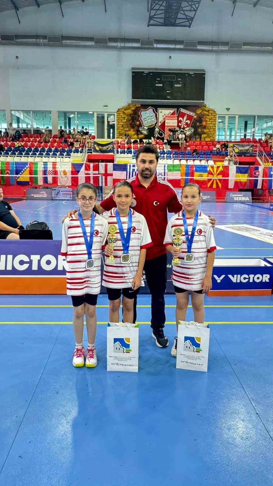 Kayserili Badmintoncular Sırbistan’da madalyaları topladı