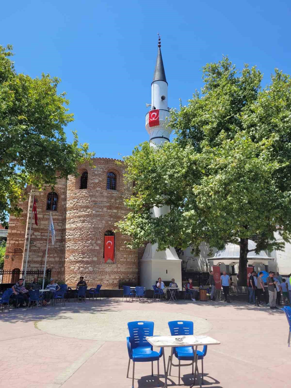 Özlüce Camii yeniden ibadete açıldı, ilk cuma namazı kılındı