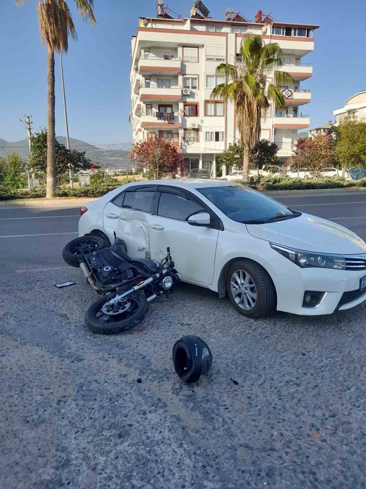 Otomobille çarpışan motosiklet sürücüsü yaralandı