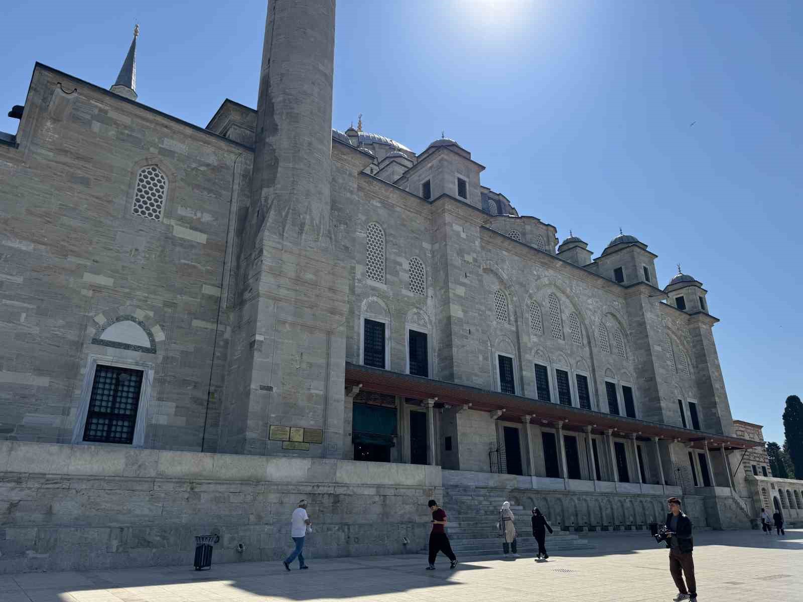Fatih Camii’nde bayram temizliği