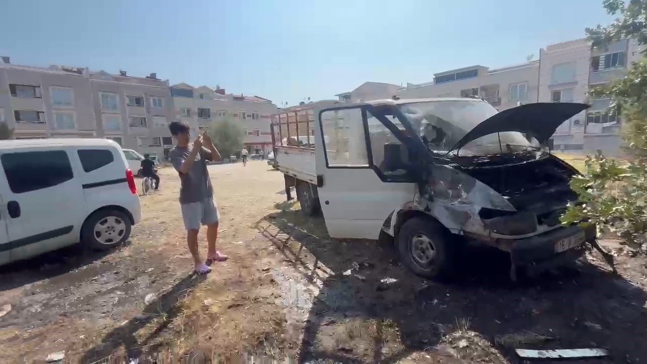 Tarlada başlayan yangın, 2 aracı küle çevirdi