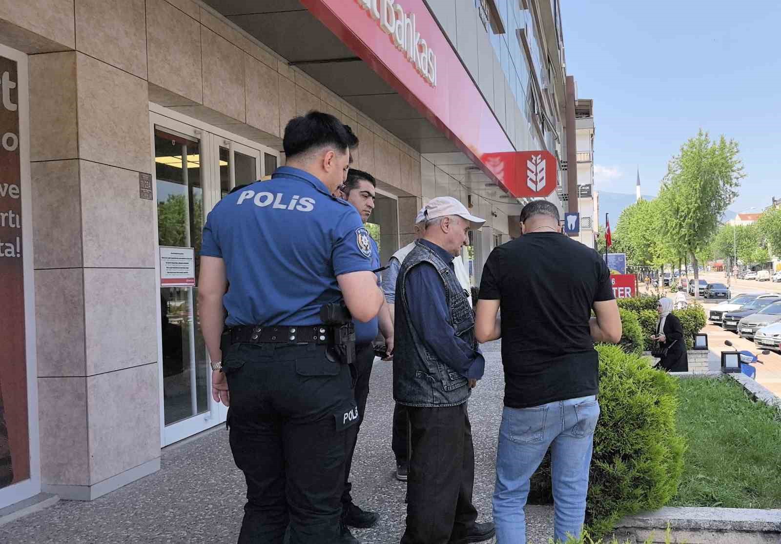 Yaşlı adamın 100 bin lirasını polis ekipleri kurtardı
