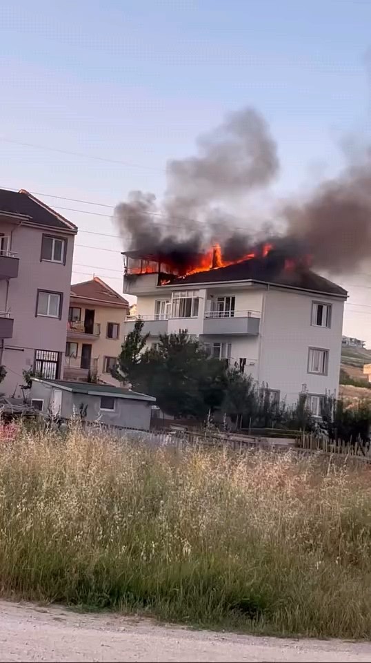 Bursa’da çatı yangını: 1 kişi dumandan etkilendi