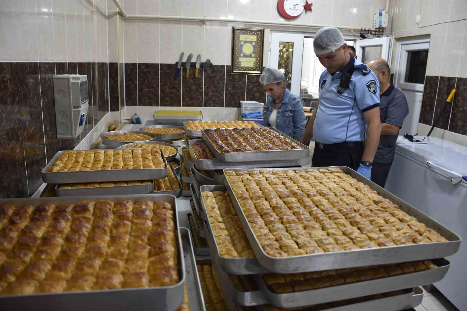 Karacabey Zabıtası’ndan gıda güvenliği için bayram mesaisi