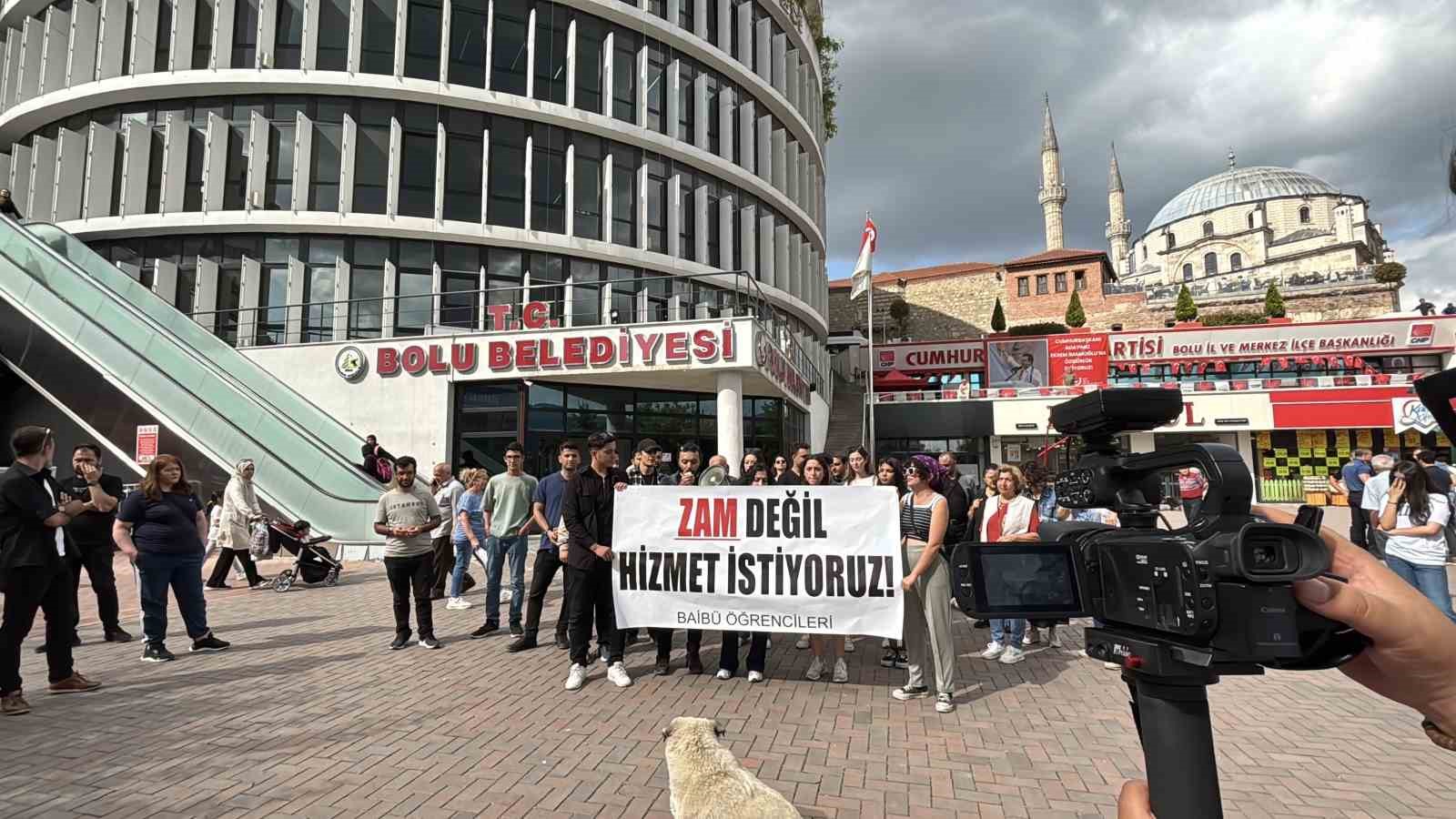 Otobüs fiyatları yüzde 33 zamlandı, öğrencilerden tepki yürüyüşü