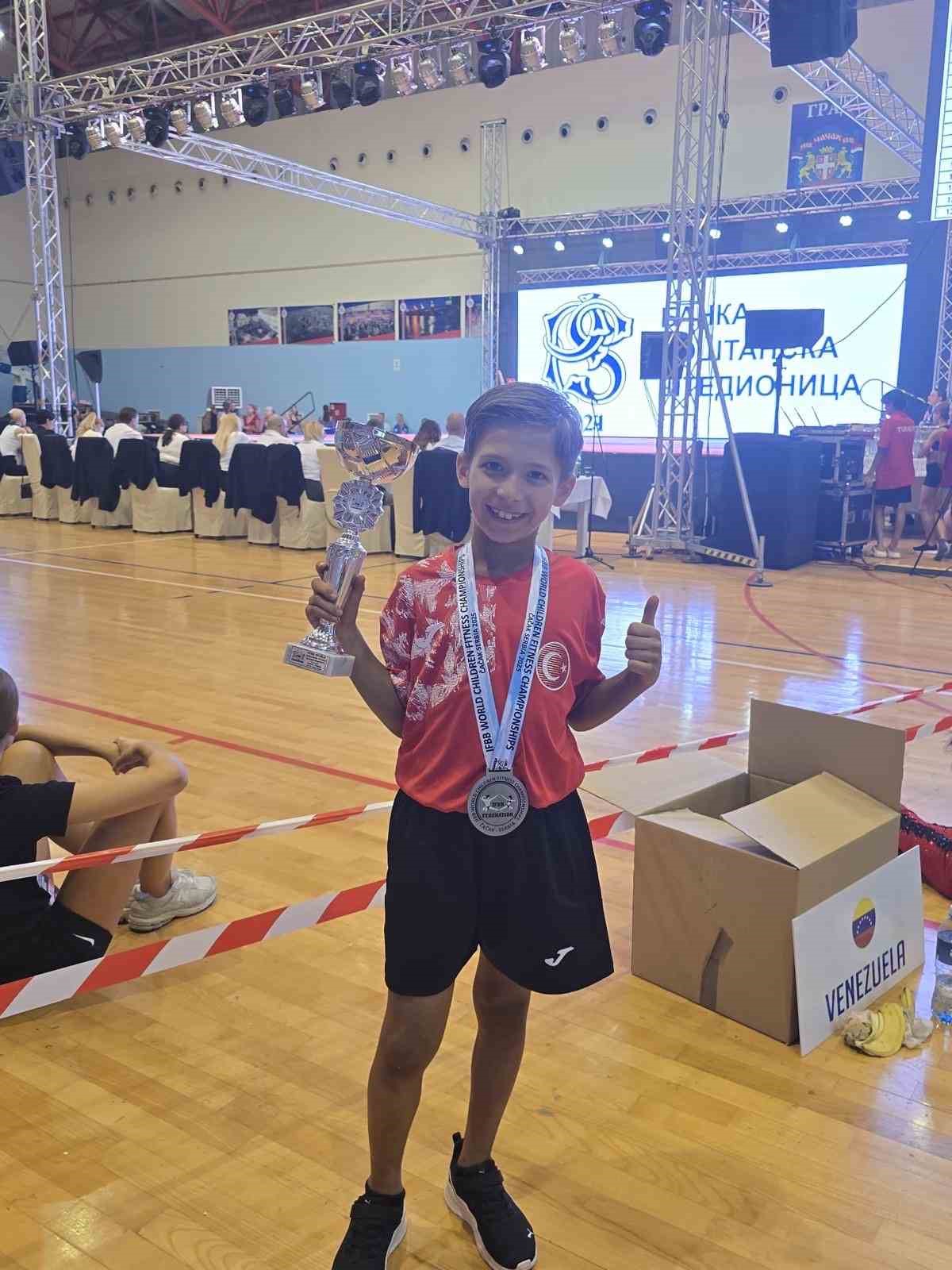 Balıkesirli sporcu Emrah Şenay fitnees’de dünya ikincisi