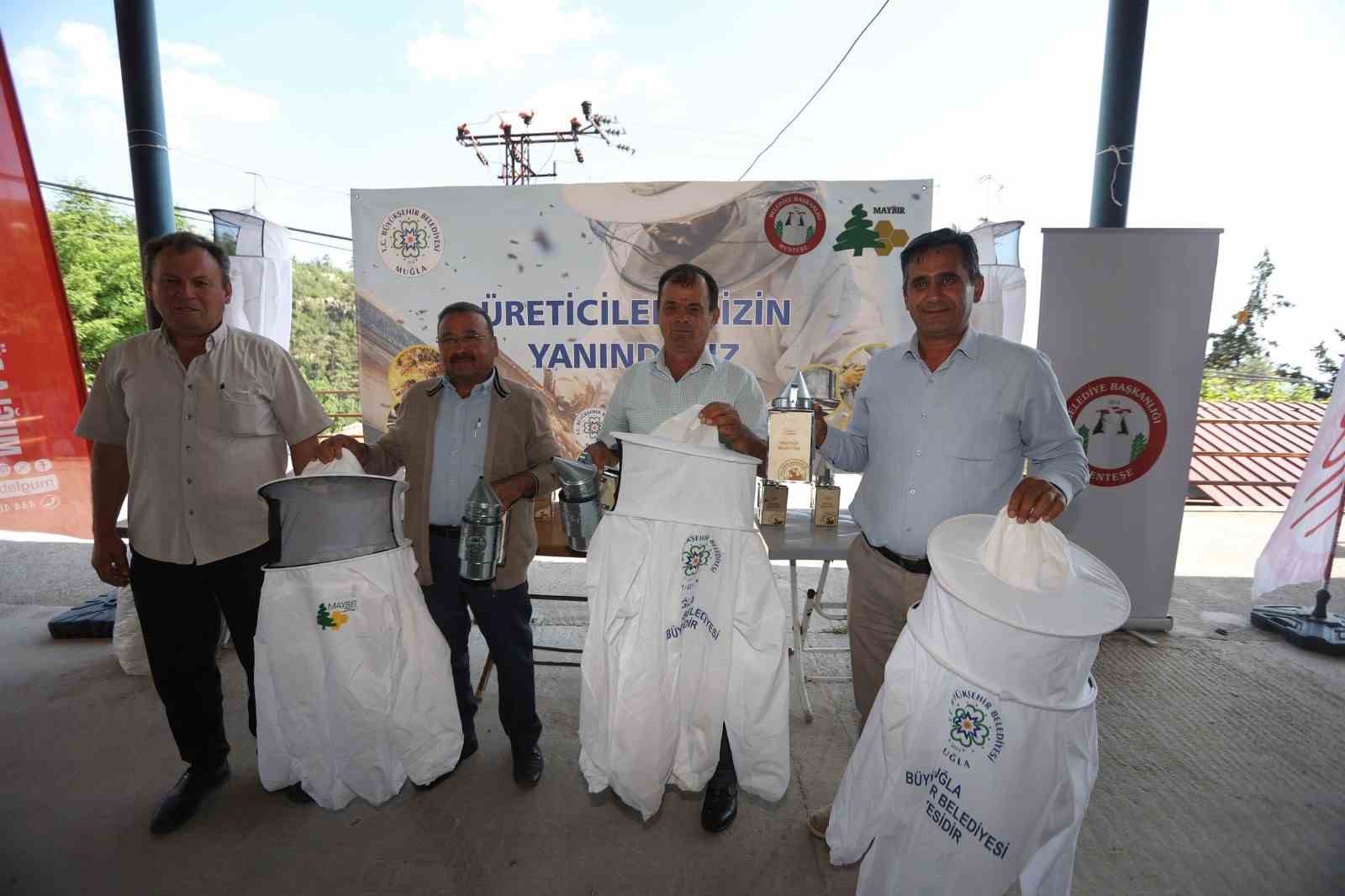 Büyükşehir ve Menteşe Belediyesi’nden arıcılara maske ve körük desteği