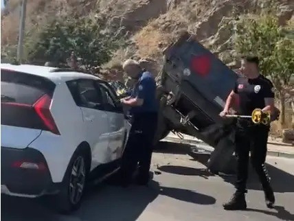 Otomobil traktöre arkadan çarptı