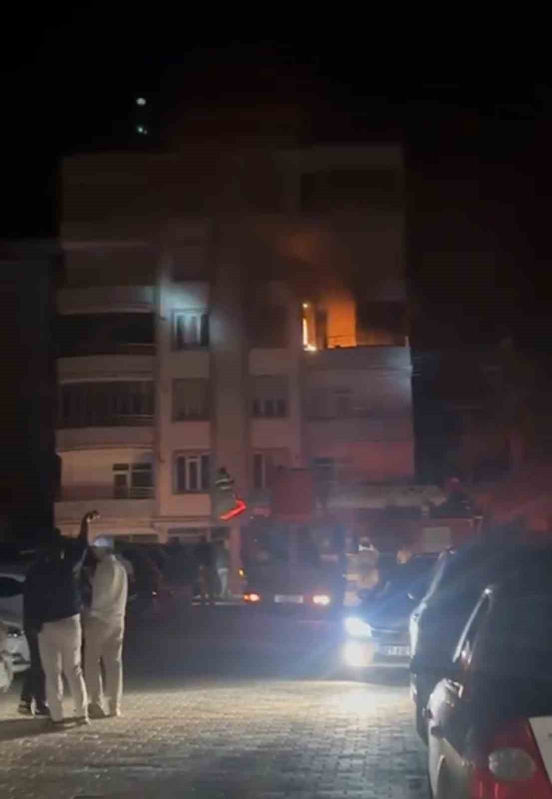 Apartmanda çıkan yangın paniğe neden oldu