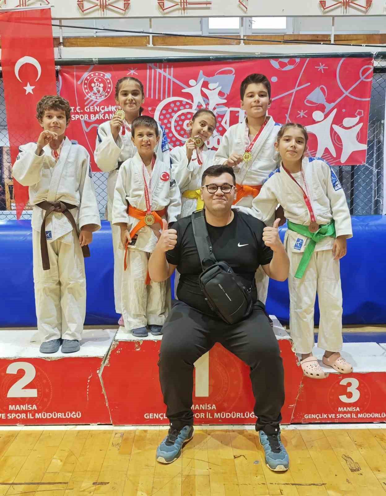 Yunusemreli minik judocular madalyaya doymuyor