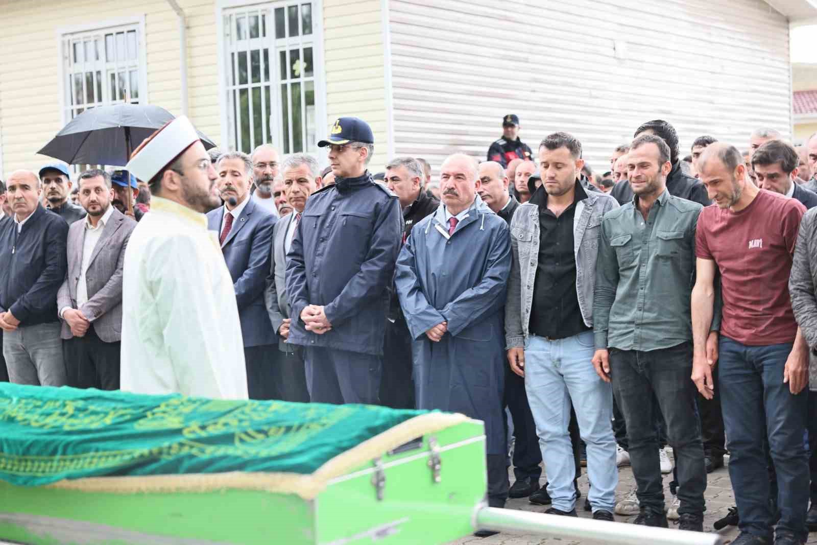 Mersin’de denizde boğulan lise öğrencisi memleketi Çorum’da son yolculuğuna uğurlandı
