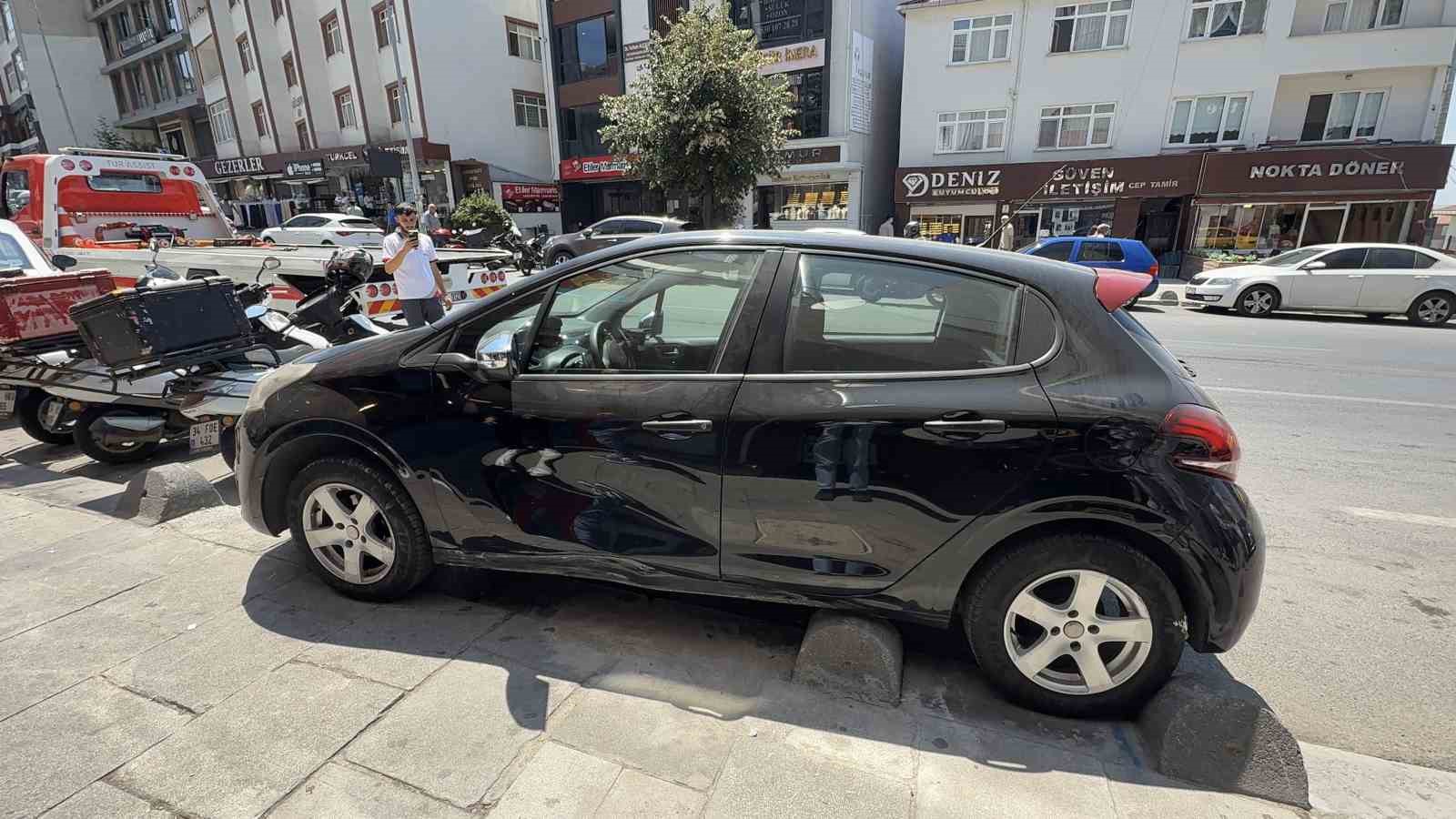 Sara krizi geçirdiği iddia edilen sürücü, yol kenarındaki araca çarptı: 1 yaralı