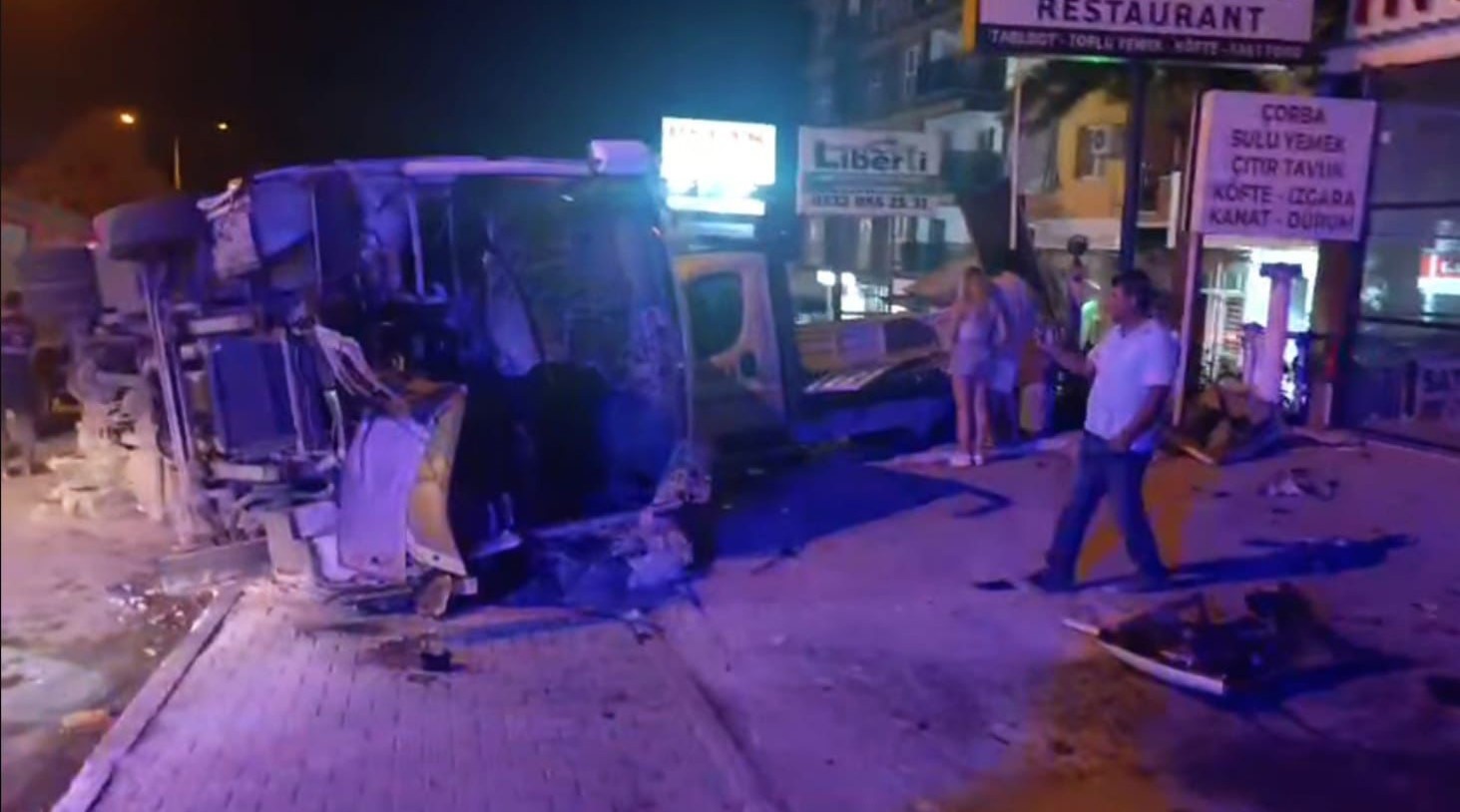 Kuşadası’nda tur midibüsü devrildi