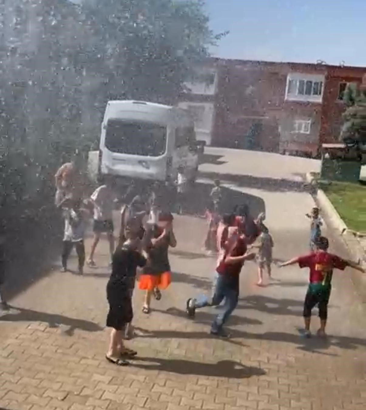 Diyarbakır’da sıcaktan bunalan çocuklar tazyikli suyla serinledi