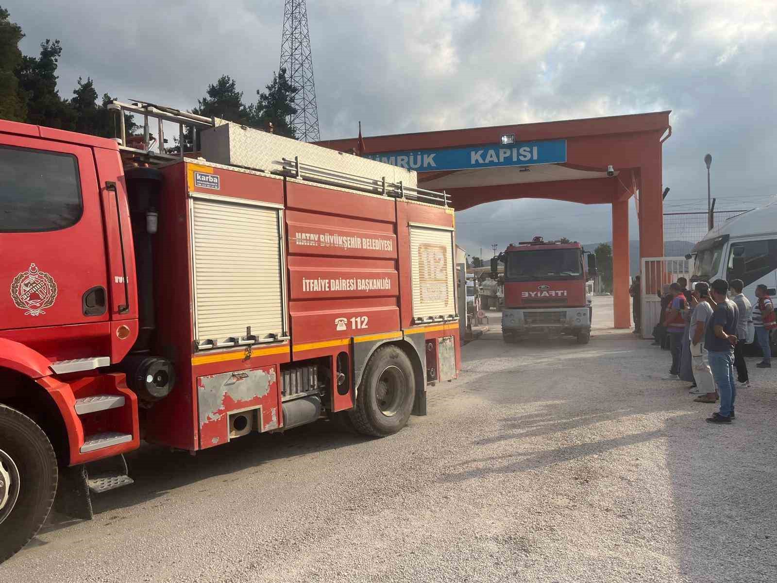Suriye’de 11 gün süren alevleri kontrol altına alan ekipler konvoyla sirenler eşliğinde Hatay’a döndüler