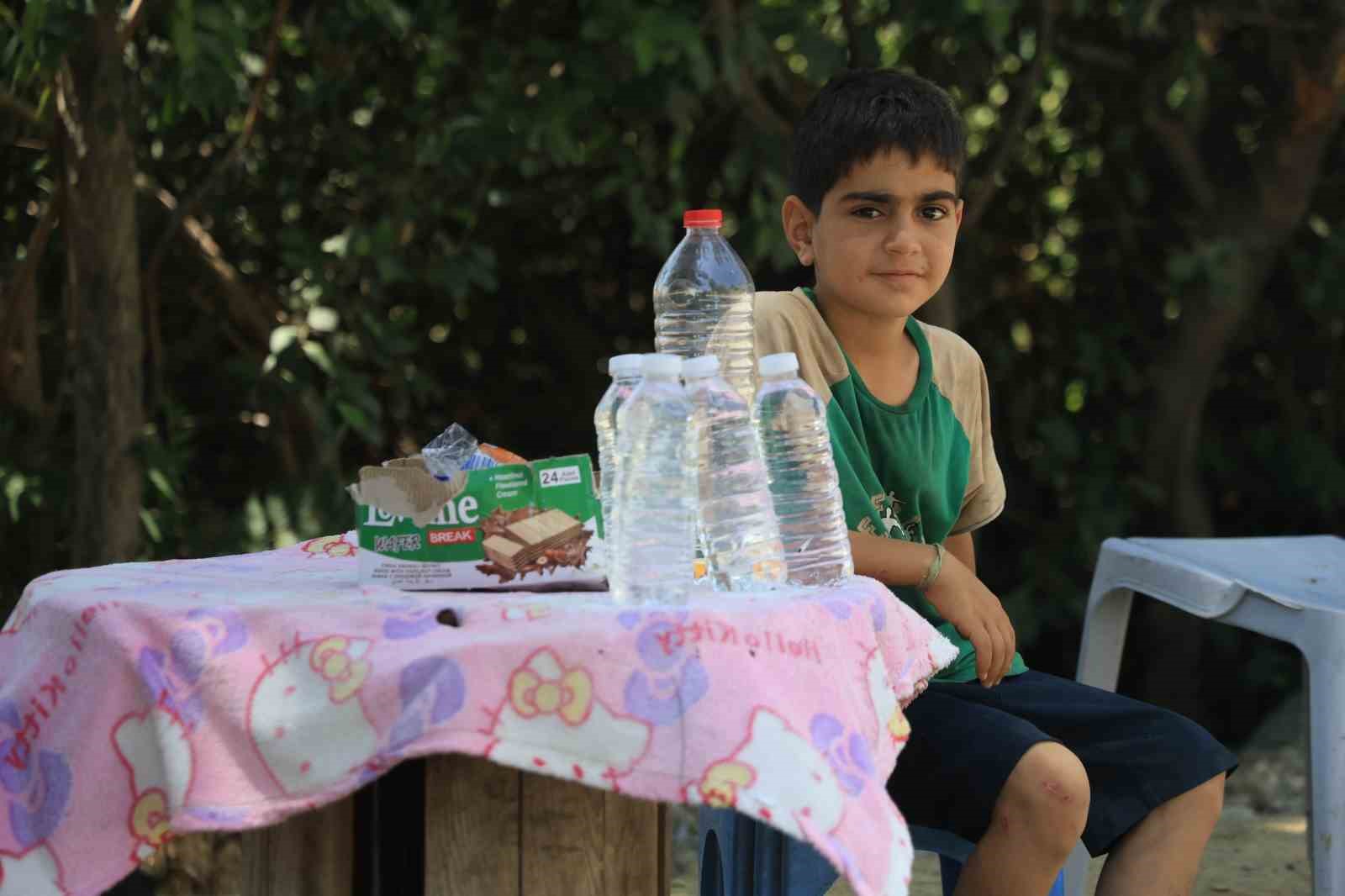 Yaşı küçük diye sanayiye alınmayan çocuk, su satarak bisiklet parasını biriktiriyor