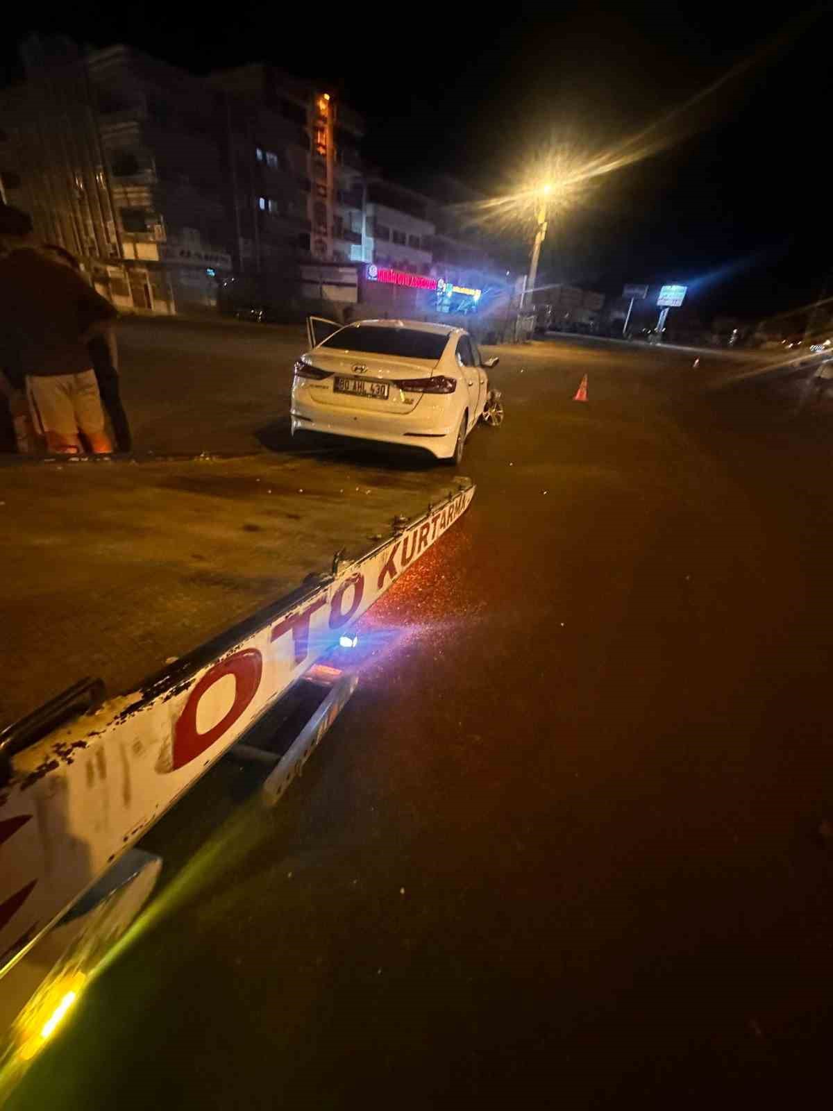 Mardin’de otomobil direğe çarptı: 2 yaralı