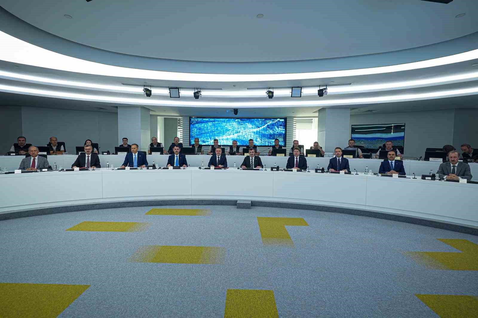 Yangın Yönetim Merkezi’ndeki toplantıda bakanlar orman yangınlarını ele aldı