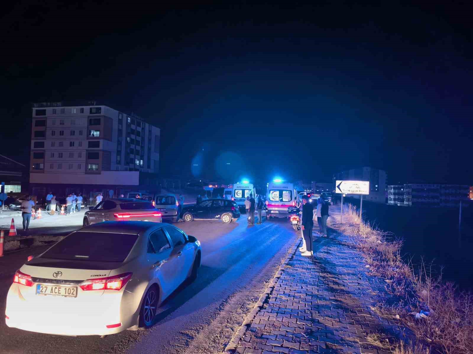 Bitlis’te trafik kazası: 6’sı çocuk 14 kişi yaralandı